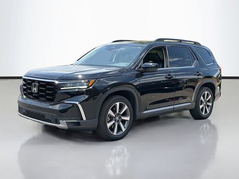 Used 2025 Honda Pilot Touring image 2