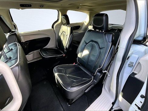Used 2024 Chrysler Pacifica Limited FWD image 27