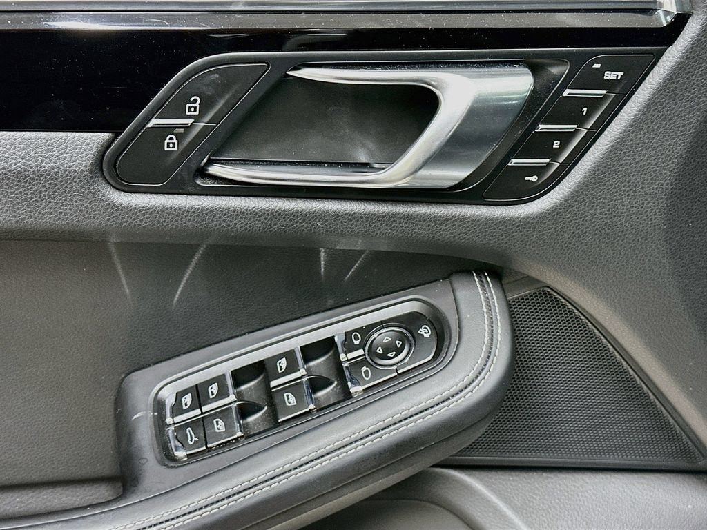 Certified 2025 Porsche Macan AWD/4WD image 19