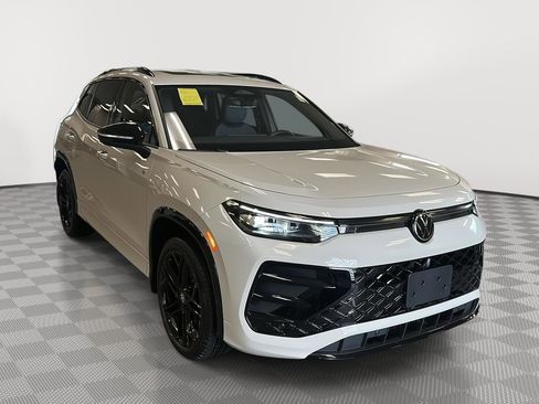 Used 2025 Volkswagen Tiguan SE R-Line AWD/4WD image 3