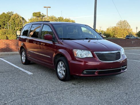 Used 2012 Chrysler Town & Country Touring w/ Entertainment Group #1 FWD image 5