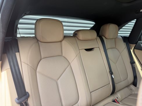 Certified 2024 Porsche Macan AWD/4WD image 18