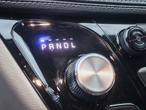 Used 2024 Chrysler Pacifica Select image 43