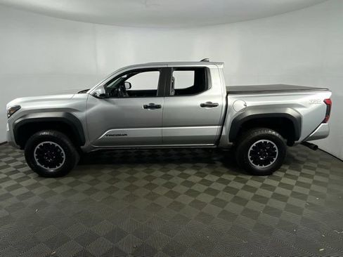 Used 2025 Toyota Tacoma TRD Off-Road AWD/4WD image 4
