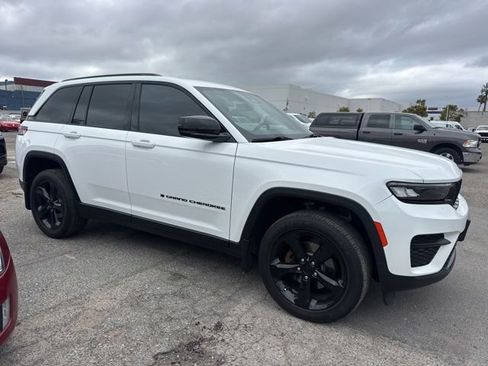 Used 2023 Jeep Grand Cherokee Altitude AWD/4WD image 4