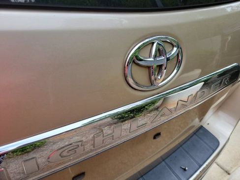 Used 2013 Toyota Highlander FWD w/ Cold Weather Pkg image 8