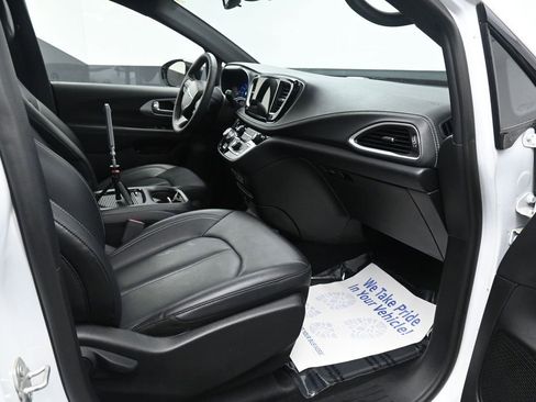 Used 2024 Chrysler Pacifica Select image 20