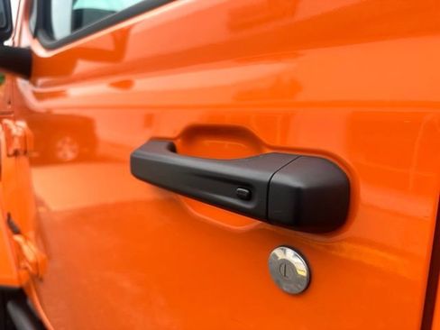 Used 2025 Jeep Wrangler Unlimited Sahara AWD/4WD image 19