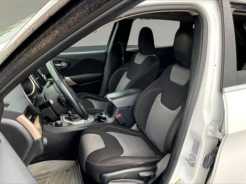 Used 2018 Jeep Cherokee Latitude w/ Cold Weather Group AWD/4WD image 24
