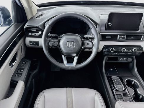 Certified 2025 Honda Pilot Touring image 24
