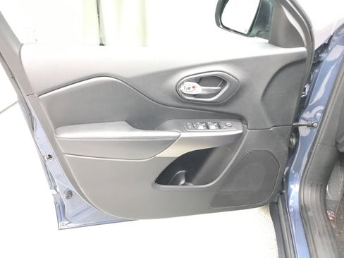 Used 2020 Jeep Cherokee Latitude Plus w/ Comfort/Convenience Group image 8