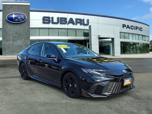 Used 2025 Toyota Camry SE FWD image 1