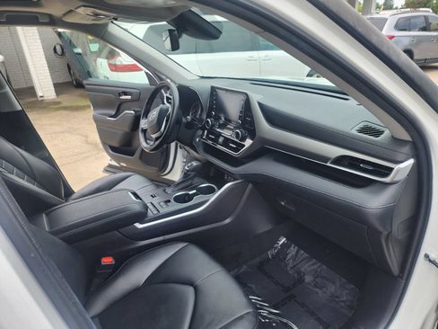 Used 2022 Toyota Highlander XLE FWD image 13