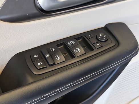 Used 2024 Chrysler Pacifica Limited FWD image 11