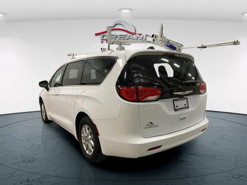 Used 2022 Chrysler Voyager LX FWD image 5