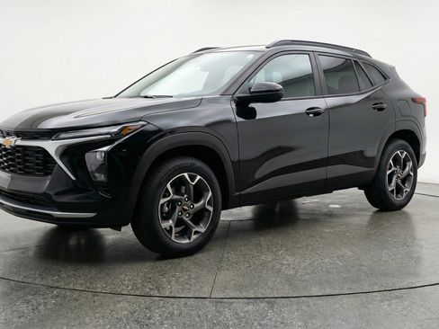 Used 2025 Chevrolet Trax LT image 3