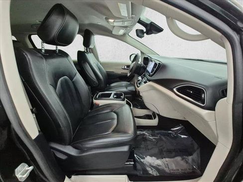 Used 2023 Chrysler Pacifica Touring-L FWD image 23