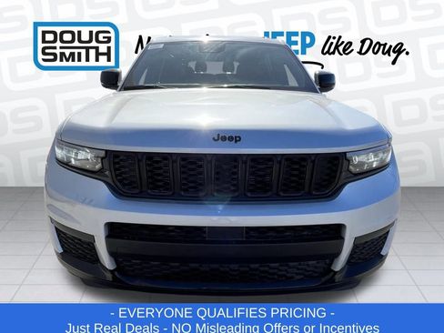 New 2025 Jeep Grand Cherokee L Laredo image 2