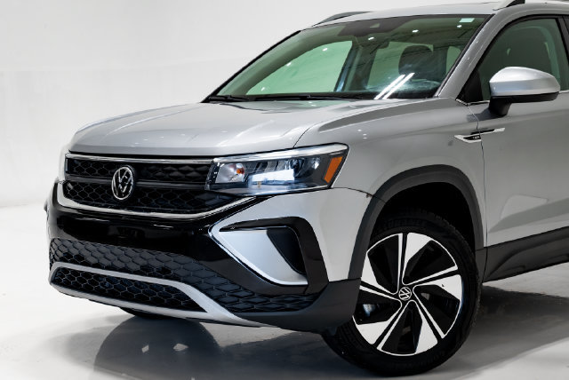 Used 2023 Volkswagen Taos SE w/ Panoramic Sunroof Package AWD/4WD image 4