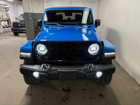 Used 2024 Jeep Gladiator Sport AWD/4WD image 5