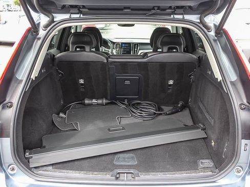 Used 2018 Volvo XC60 T8 Momentum AWD/4WD image 37