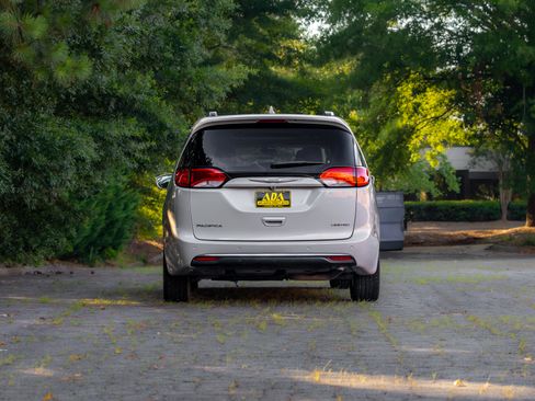 Used 2017 Chrysler Pacifica Limited FWD image 33