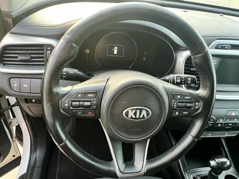 Used 2017 Kia Sorento AWD w/ LX Convenience Package image 8