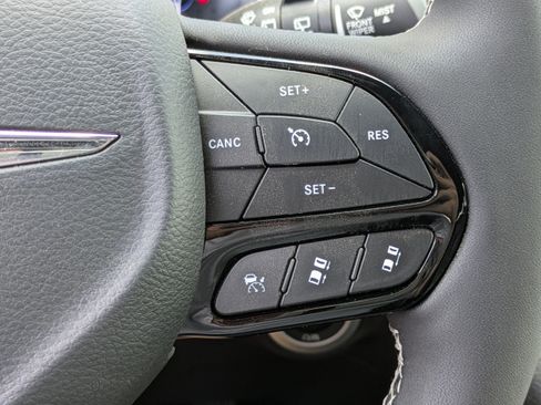 Used 2025 Chrysler Pacifica Limited FWD image 22