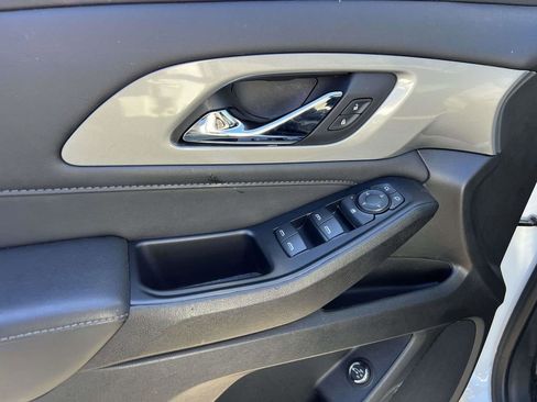 Used 2023 Chevrolet Traverse LT image 23