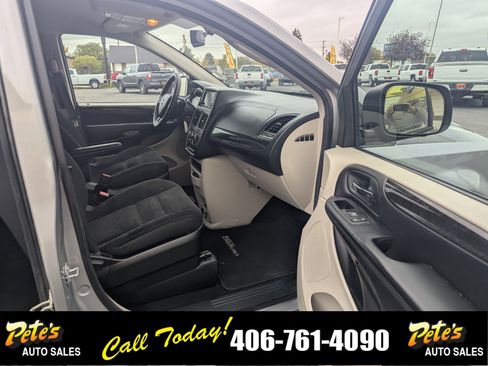 Used 2018 Dodge Grand Caravan SE w/ UConnect Hands-Free Group image 15