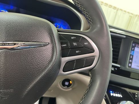 Used 2022 Chrysler Voyager LX image 25