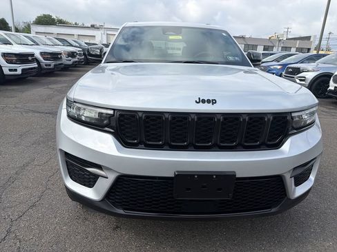 Used 2023 Jeep Grand Cherokee Altitude AWD/4WD image 8