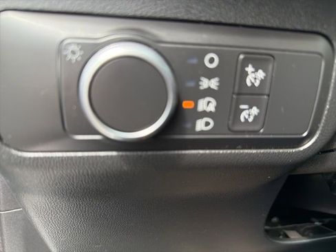 Used 2020 Ford Escape SE image 18