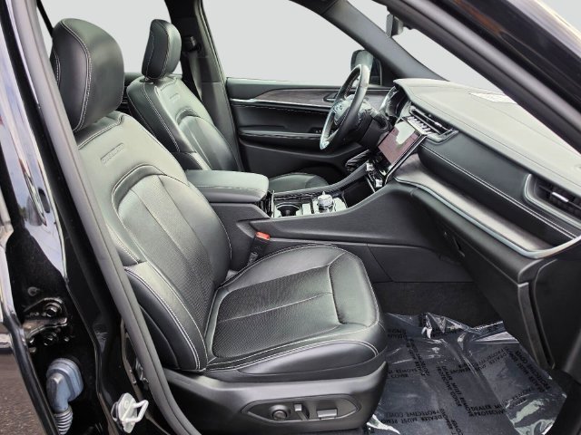 Used 2022 Jeep Grand Cherokee Overland AWD/4WD image 11