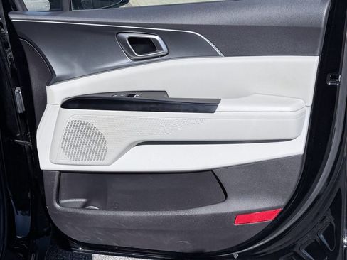 Used 2024 Kia Carnival LX image 27