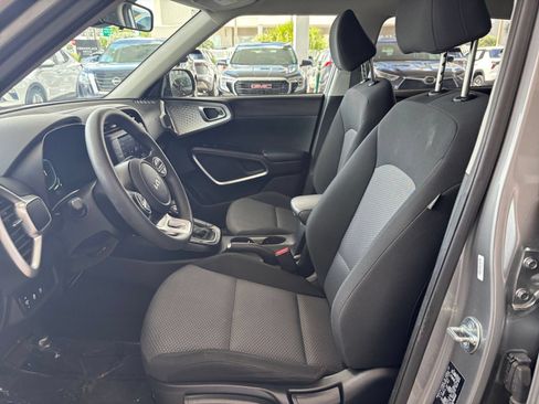 Used 2025 Kia Soul LX w/ LX Technology Package FWD image 25