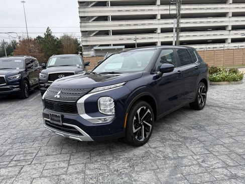 Used 2024 Mitsubishi Outlander SE image 3