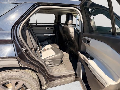Used 2022 Ford Explorer XLT w/ Equipment Group 202A AWD/4WD image 15