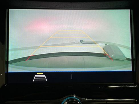 Used 2022 Chevrolet Trax LT w/ LT Convenience Package image 4