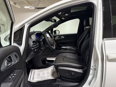New 2026 Chrysler Pacifica Limited image 20