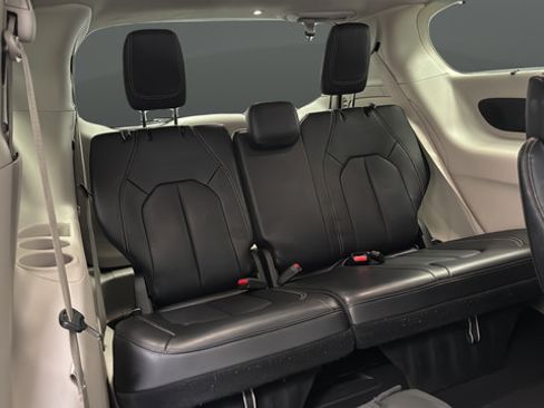 Used 2023 Chrysler Pacifica Touring-L w/ Uconnect Theater Family Group AWD/4WD image 25