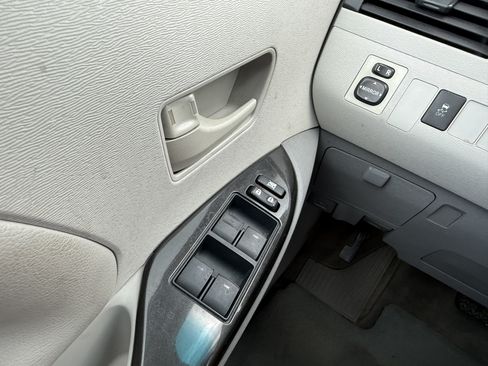 Used 2013 Toyota Sienna L w/ Towing Pkg FWD image 23