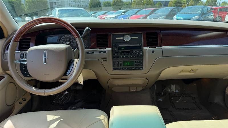Used 2005 Lincoln Town Car Signature Limited RWD image 22