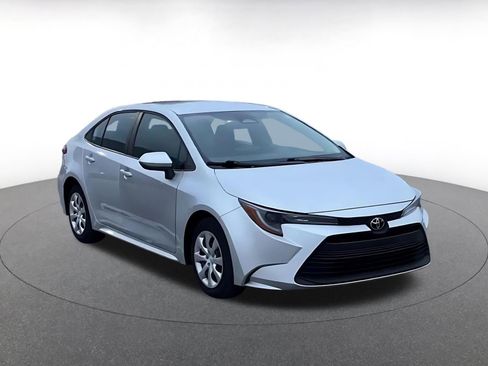 Used 2025 Toyota Corolla LE image 3