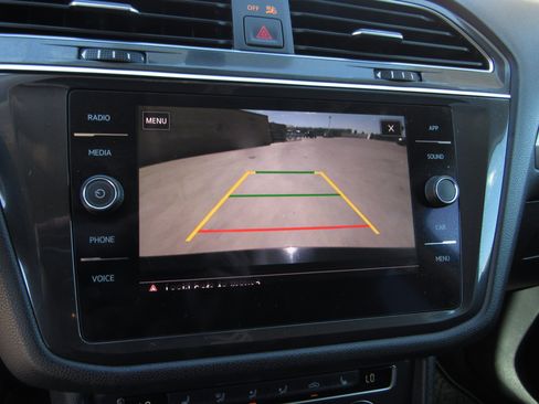 Used 2020 Volkswagen Tiguan SE FWD image 19