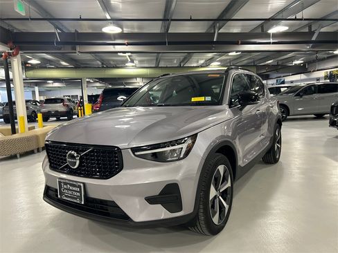 Used 2026 Volvo XC40 B5 Core w/ Climate Package image 5