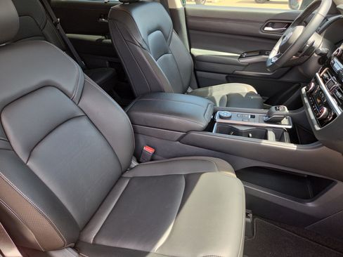 Used 2025 Nissan Pathfinder SL AWD/4WD image 10
