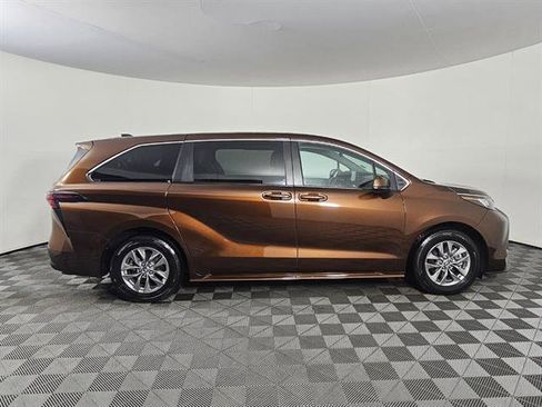 Used 2023 Toyota Sienna LE image 2