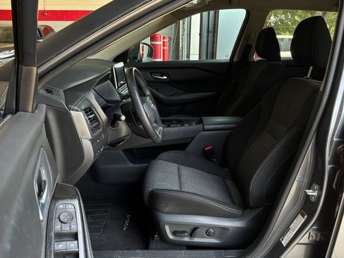 Used 2025 Nissan Rogue SV FWD image 10