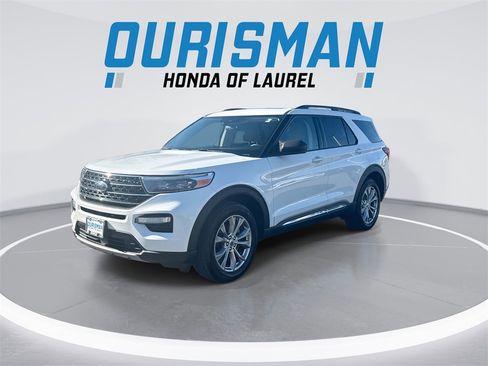 Used 2021 Ford Explorer XLT w/ Equipment Group 202A image 4